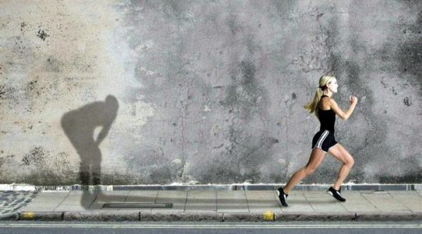 La ragazza corre