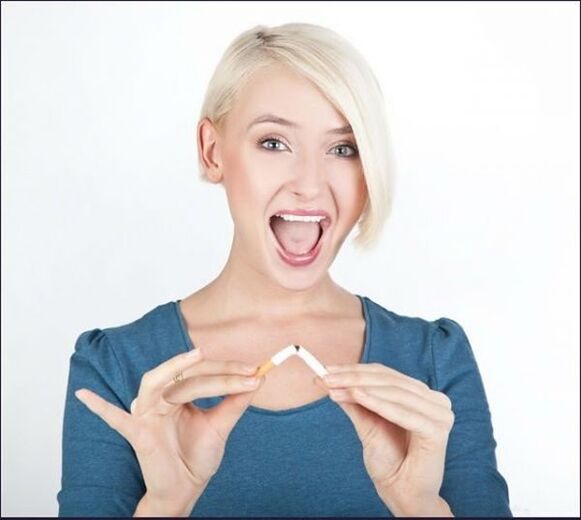 La ragazza ha rotto una sigaretta